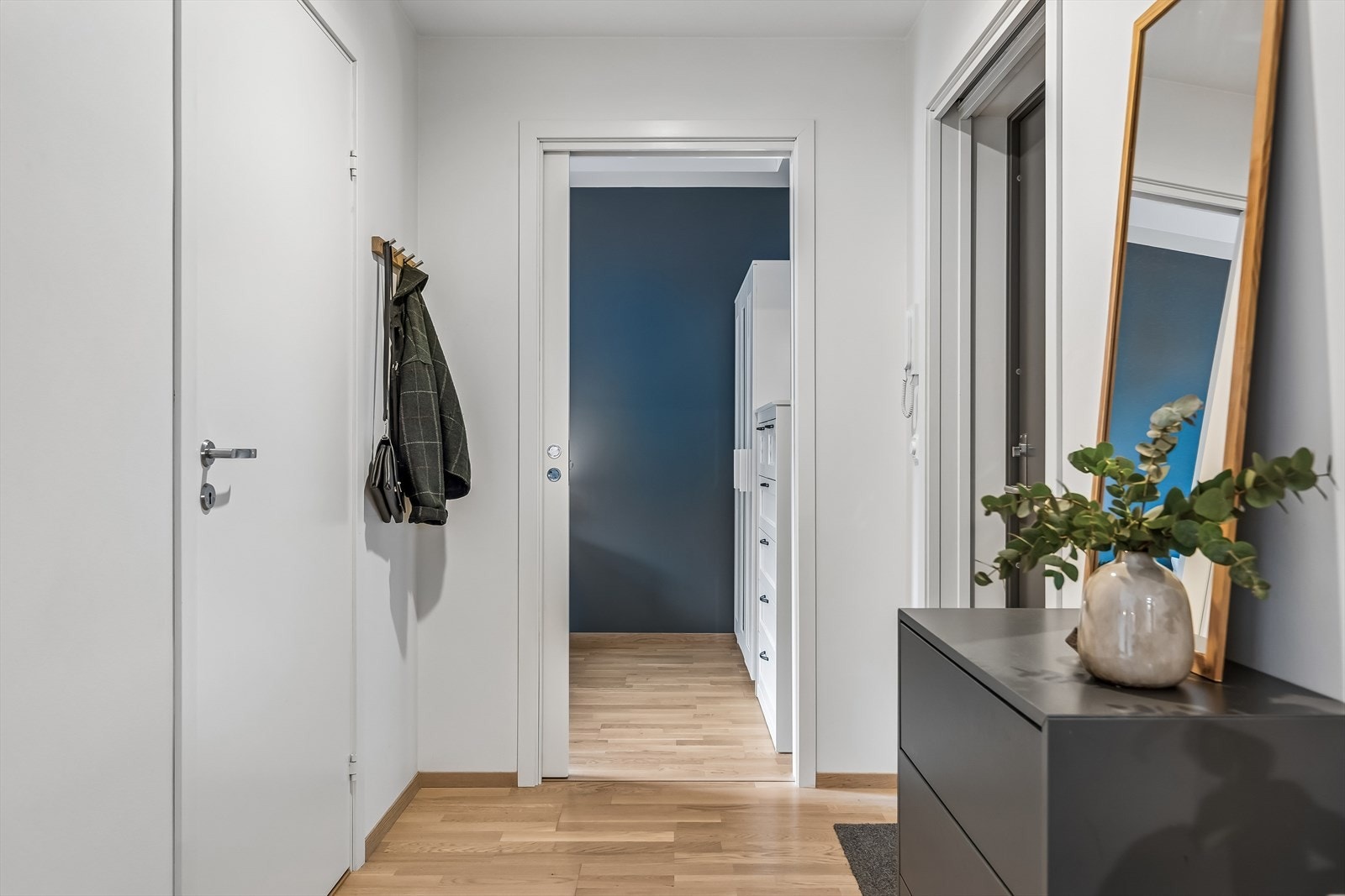 Innbydende entré på 5m² med god plass til oppbevaring av både sko og yttertøy. Galleribilde