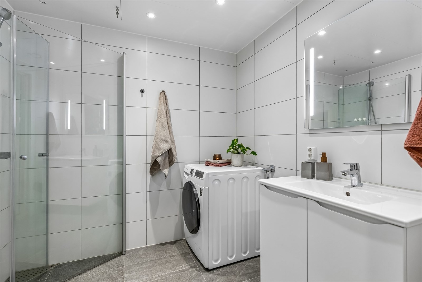 Pent og flislagt bad på 4,5m² med behagelig gulvvarme. Galleribilde