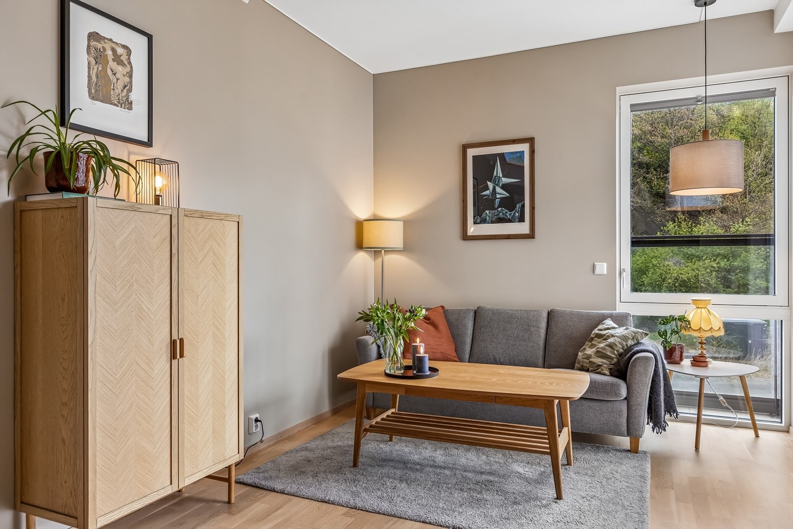Leiligheten byr på åpen stue- og kjøkkenløsning, bad, balkong, et soverom og entré. Det medfølger også bod i kjeller for ekstra med lagringsplass. Galleribilde
