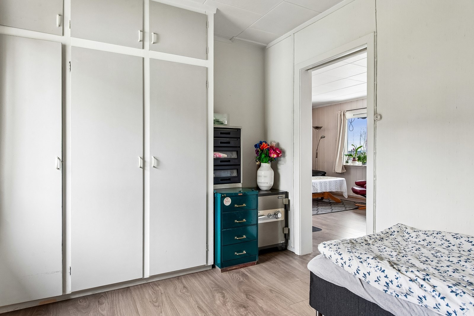 Rommet er utstyrt med garderobeskap som gir gode oppbevaringsmuligheter. Galleribilde