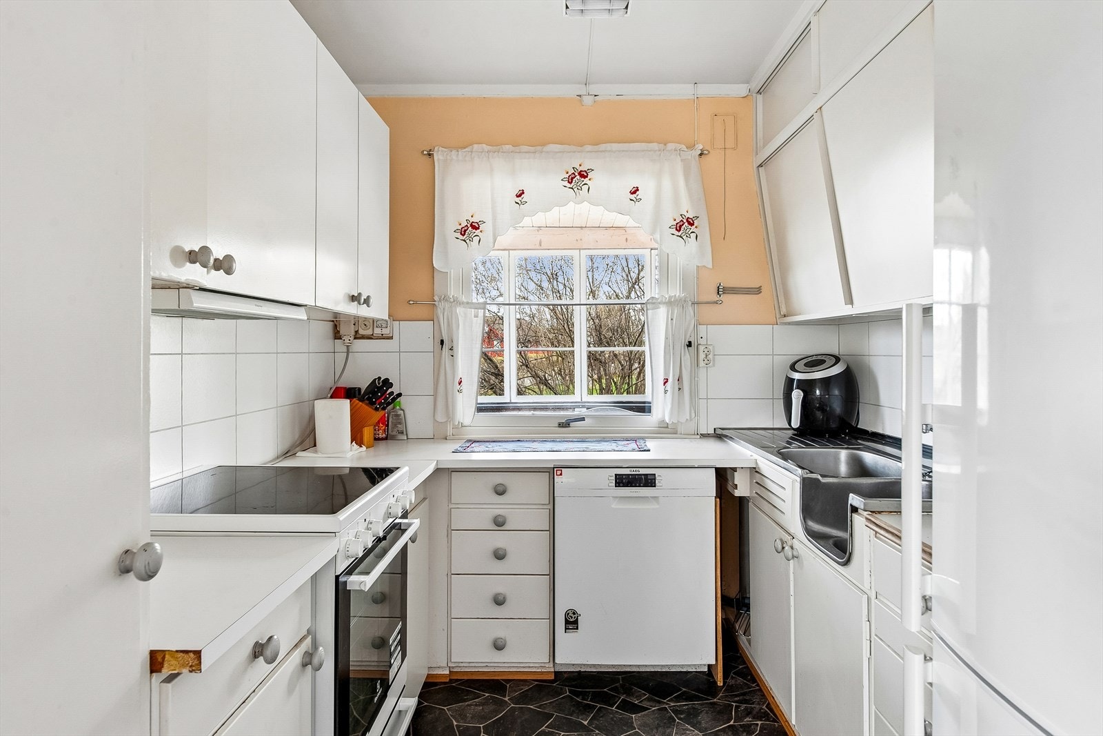 Kjøkkenet har en innredning med glatte fronter og laminert benkeplate. Galleribilde