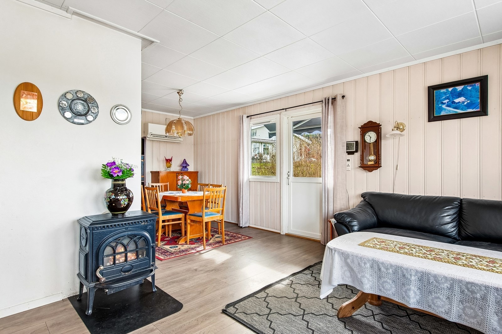 En peisovn skaper en hyggelig atmosfære. Fra stuen er det utgang til terrassen via en ny terrassedør. Galleribilde