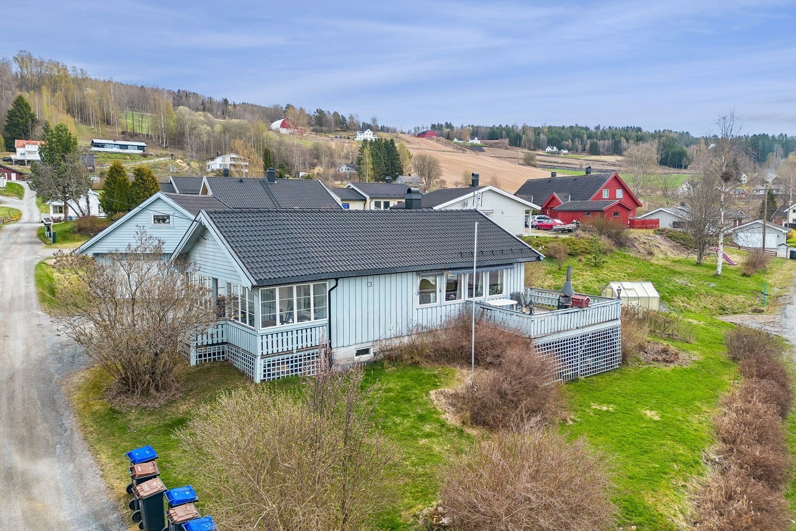 Lekvolden 1. Vestvendt terrasse og hage med drivhus. Garasje på baksiden. Galleribilde