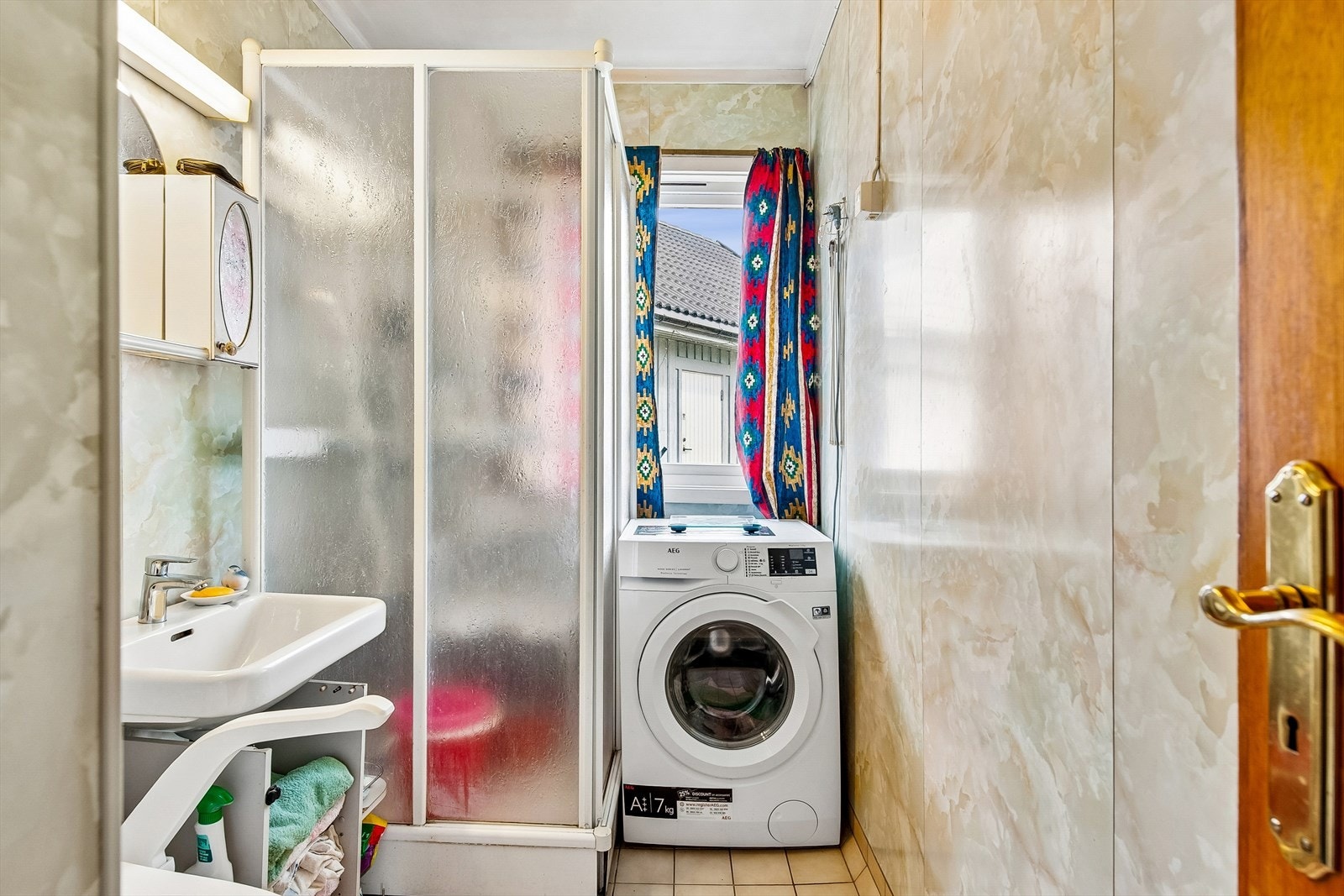 Badet er innredet med dusjkabinett, servant, toalett og har opplegg for vaskemaskin. Galleribilde