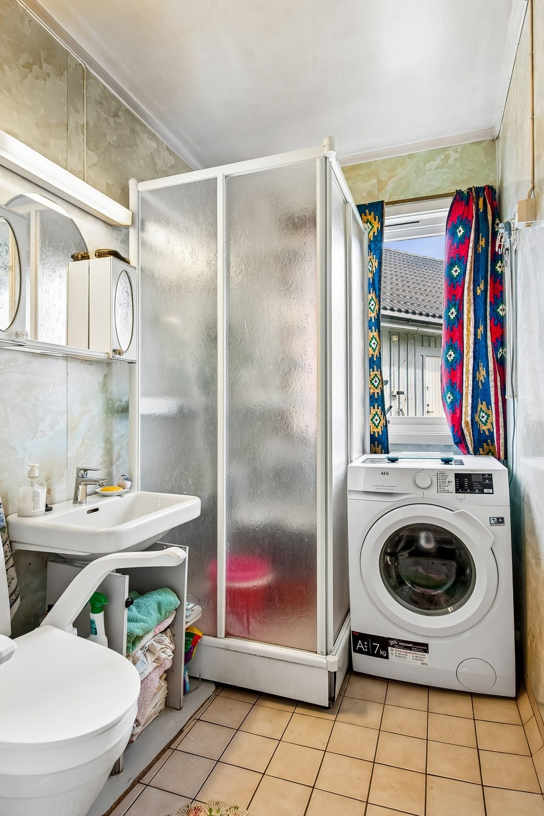 Badet er fra byggeåret 1963 og gir en ny eier mulighet til å skape sitt drømmebad. Galleribilde