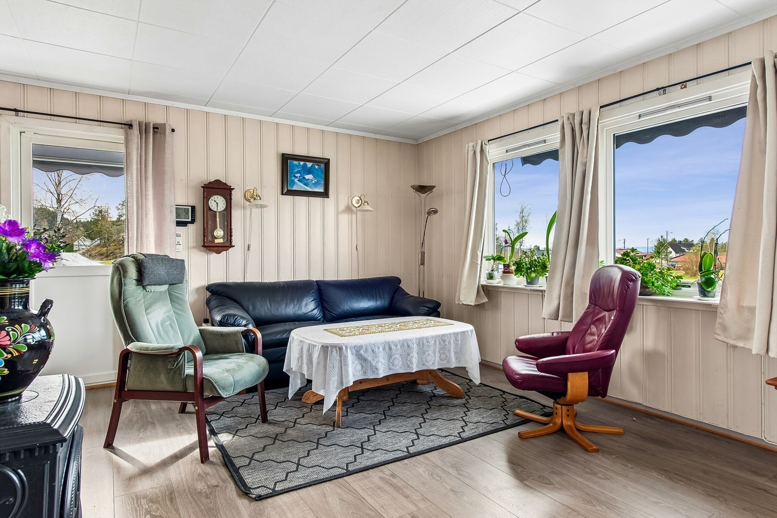 Lys og innbydende stue, med godt naturlig lysinnslipp. Galleribilde