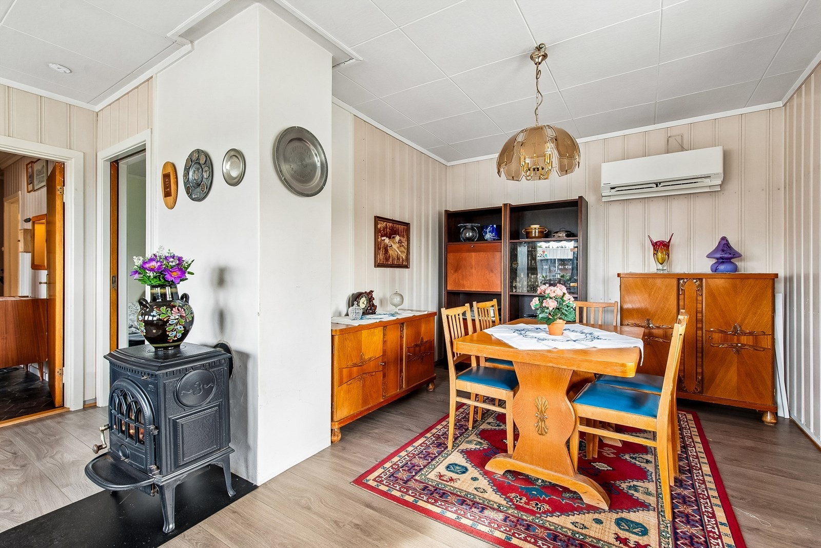 Stuen har god plass til både spisebord og sofagruppe, og er et naturlig samlingspunkt i boligen. Galleribilde