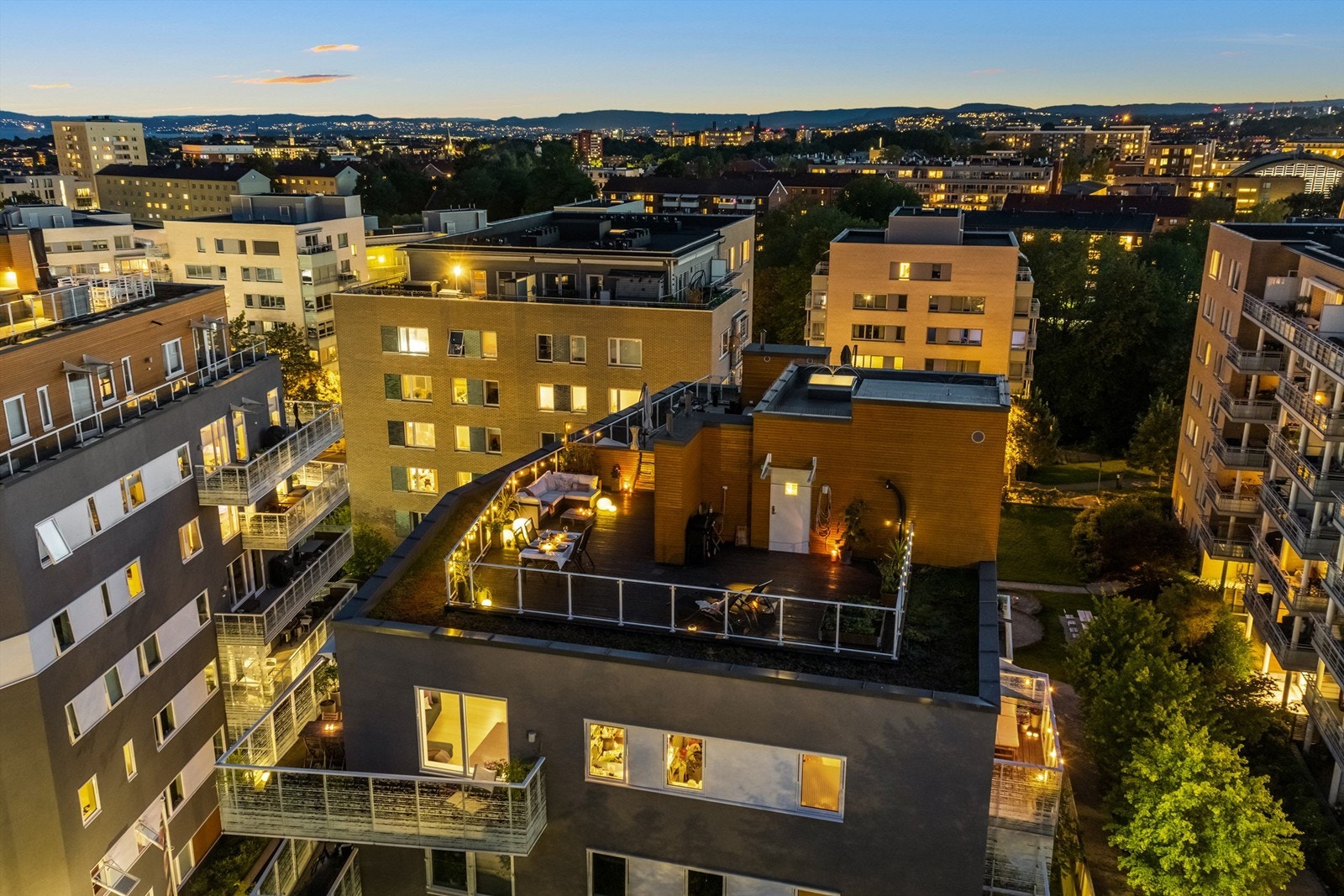 Leiligheten er utstyrt med en privat takterrasse og to balkonger! Galleribilde