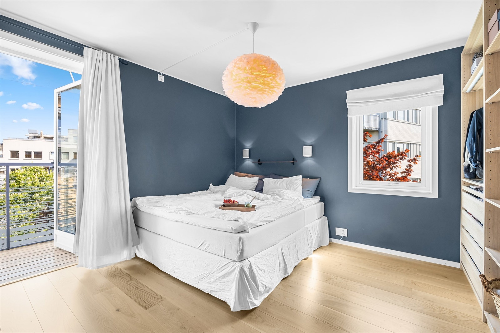 Hovedsoverommet er romslig med plass til dobbeltseng og nattbord. Det er også utgang til balkongen fra soverommet. Galleribilde