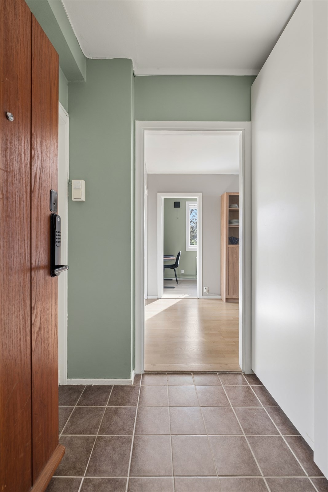 Velkommen inn! Her er det god plass til å henge fra seg yttertøy. Fra entréen har du direkte adkomst til boligens stue, som igjen tar deg videre til de resterende rommene. Galleribilde