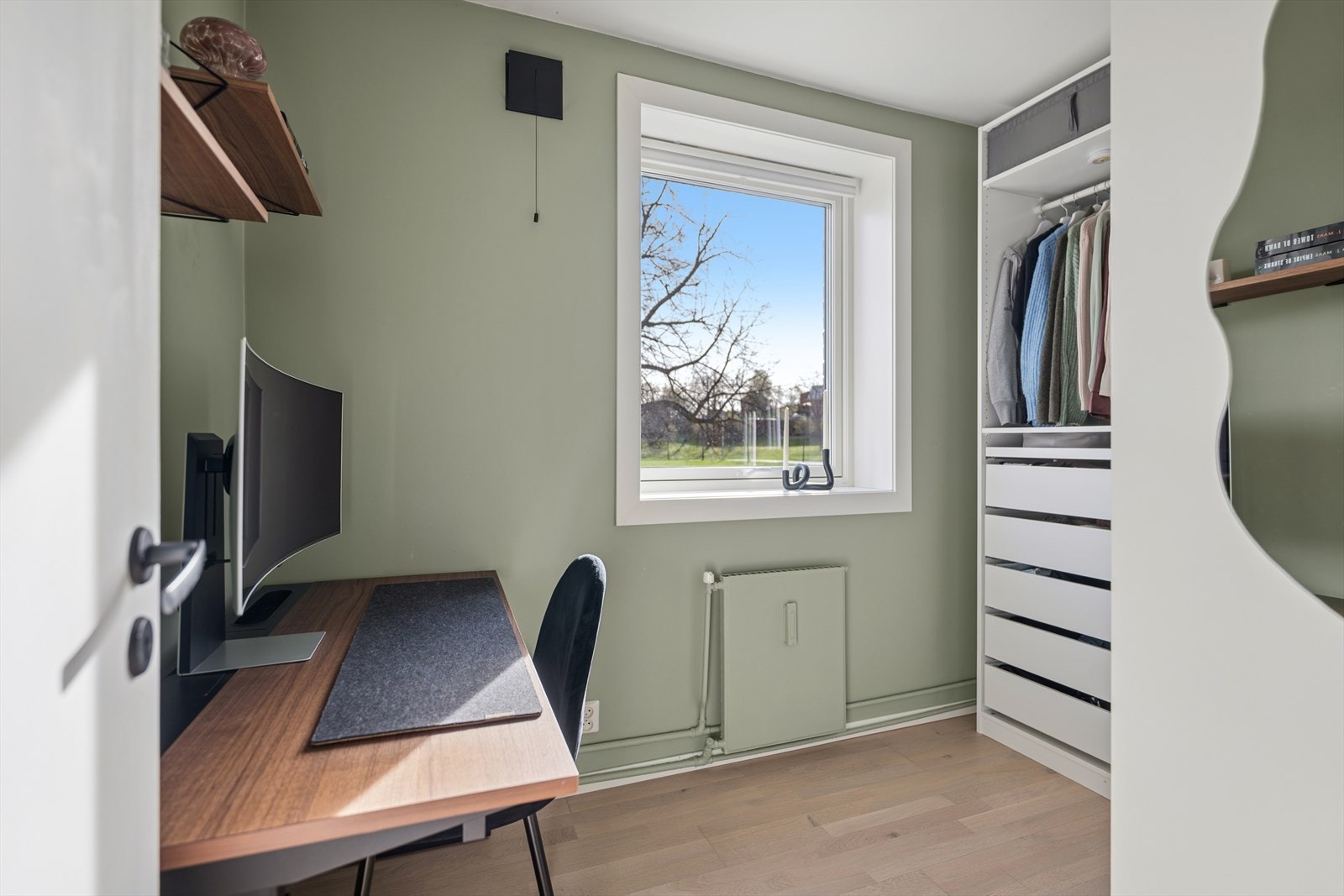 Soverom 2 er i dag innredet som kontor og walk-in-closet. Rommet kan innredes som både gjesterom og barnerom. Alt etter eget ønske. Galleribilde