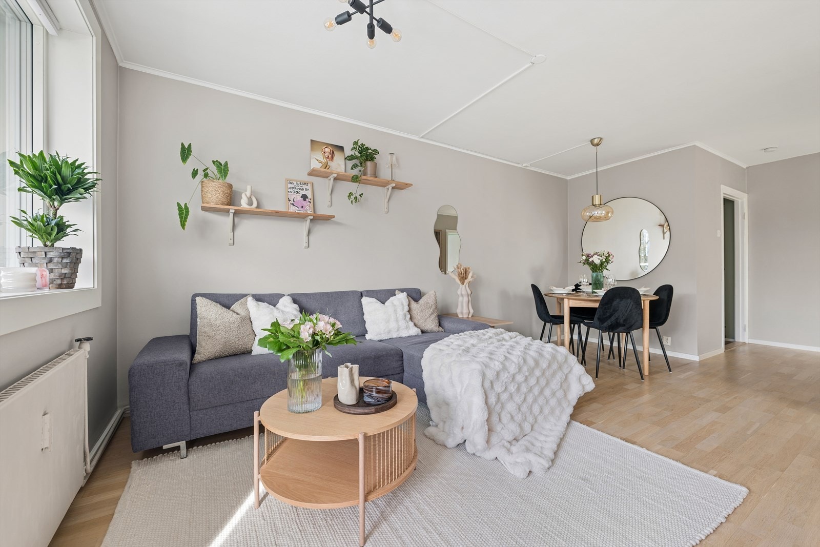 Stuen er av god størrelse, med store vindusflater som slipper inn rikelig med sollys. Det er i dag innredet med spisebord i en egen spisesone. Rommets størrelse og dens gode planløsning gir mange muligheter. Galleribilde