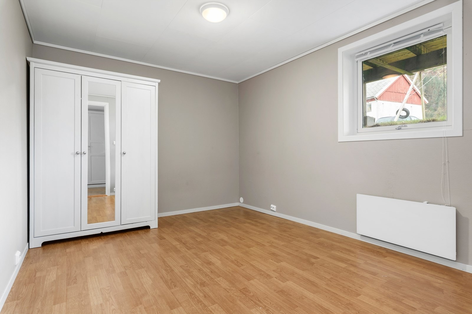 Det andre rommet i underetasjen oppfyller ikke krav til lysforhold, og er dermed ikke godkjent til varig opphold. Galleribilde