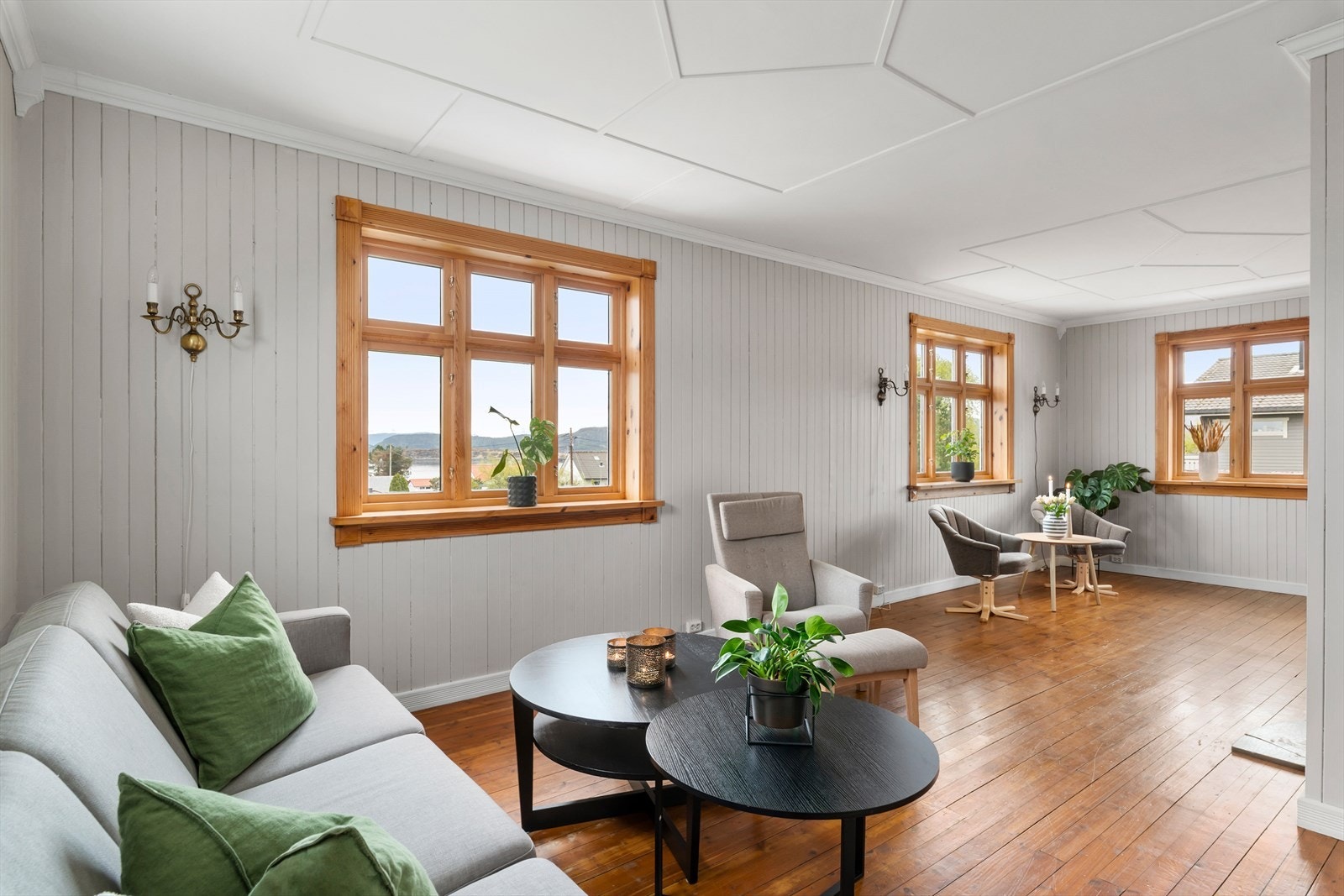 I stuen er det god plass til sofaseksjoner, gode lenestoler og spisebord videre inn i spisestuen. Galleribilde