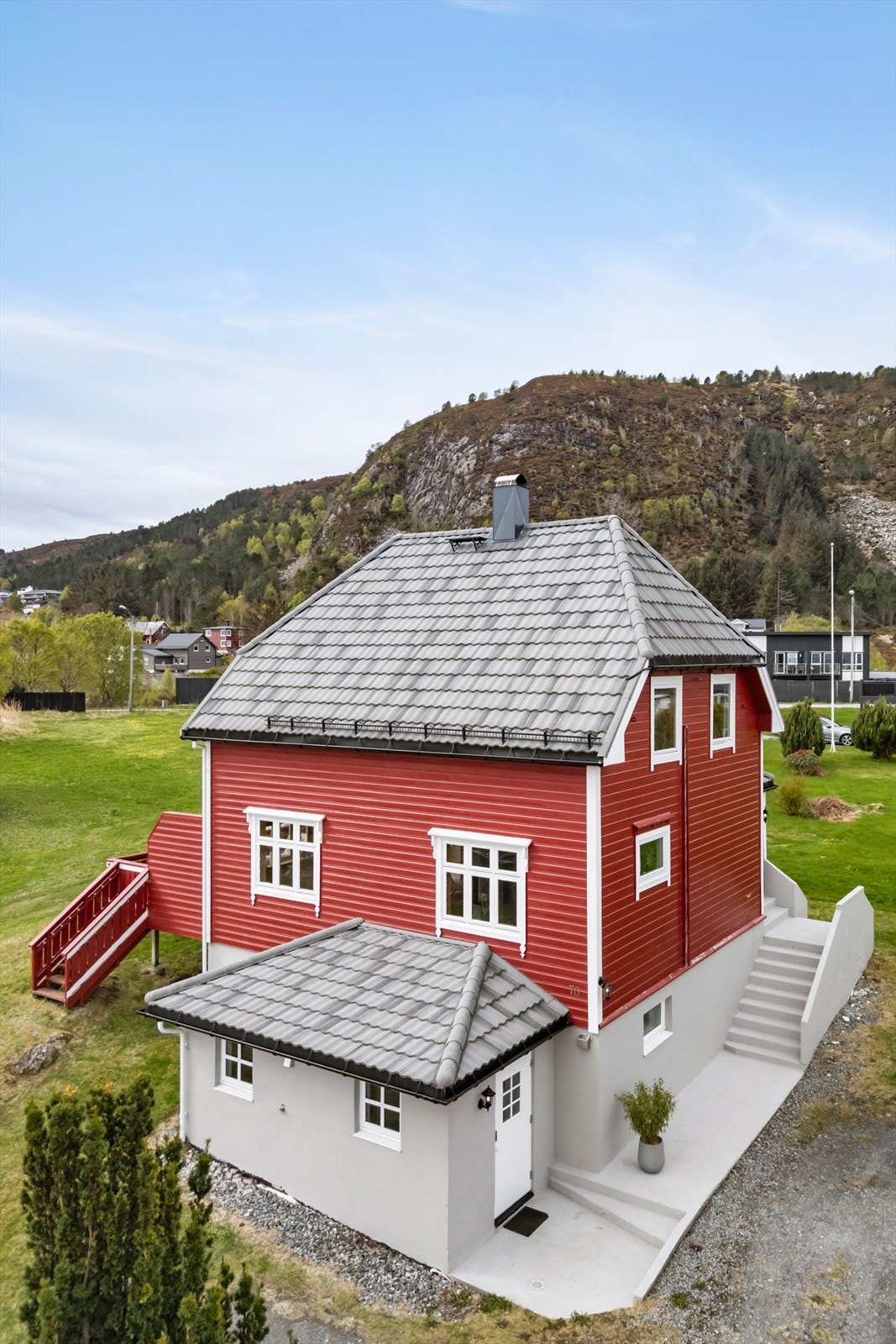 Boligen ble etterisolert og fikk ny bordkledning på 1998 på alle sider unntatt nordveggen. Galleribilde
