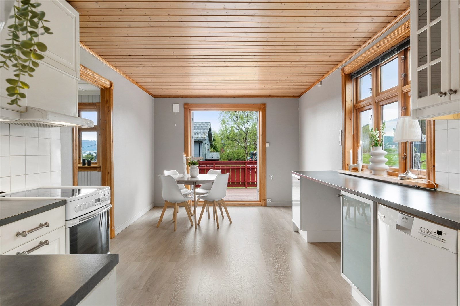 Videre kommer dere inn i spisestuen og kjøkkenet, som har store lysflater. Galleribilde