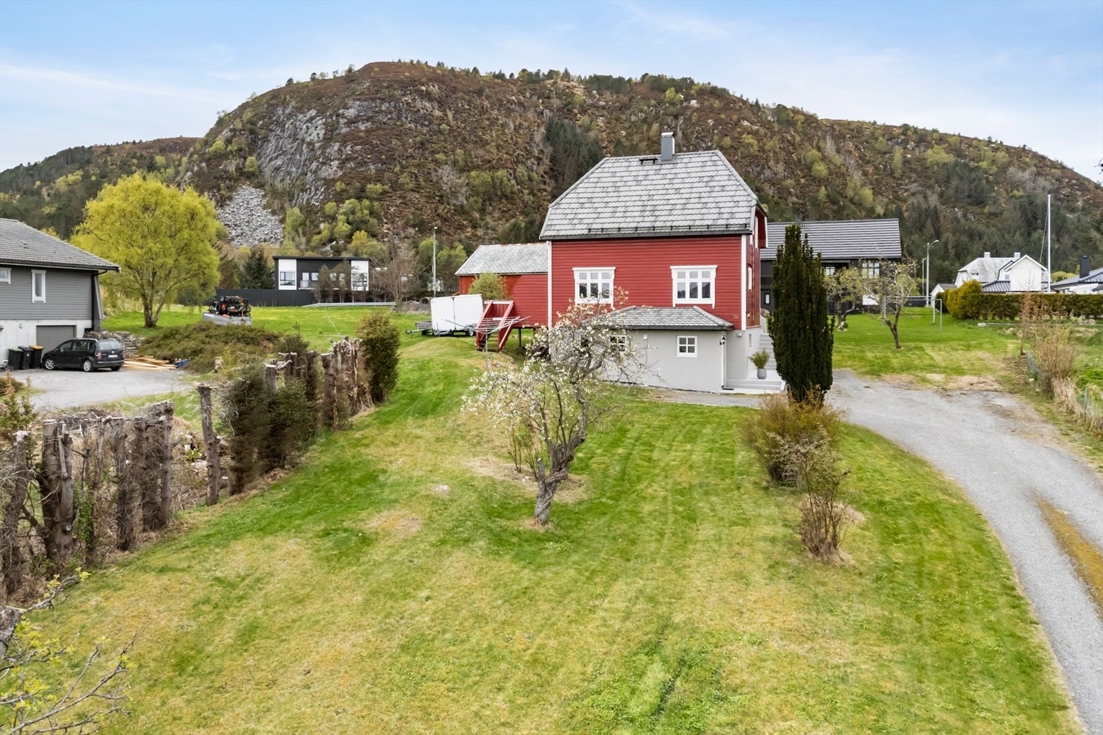 Her får dere en flott beliggenhet med fin utsikt, gode solforhold og en romslig tomt. Galleribilde