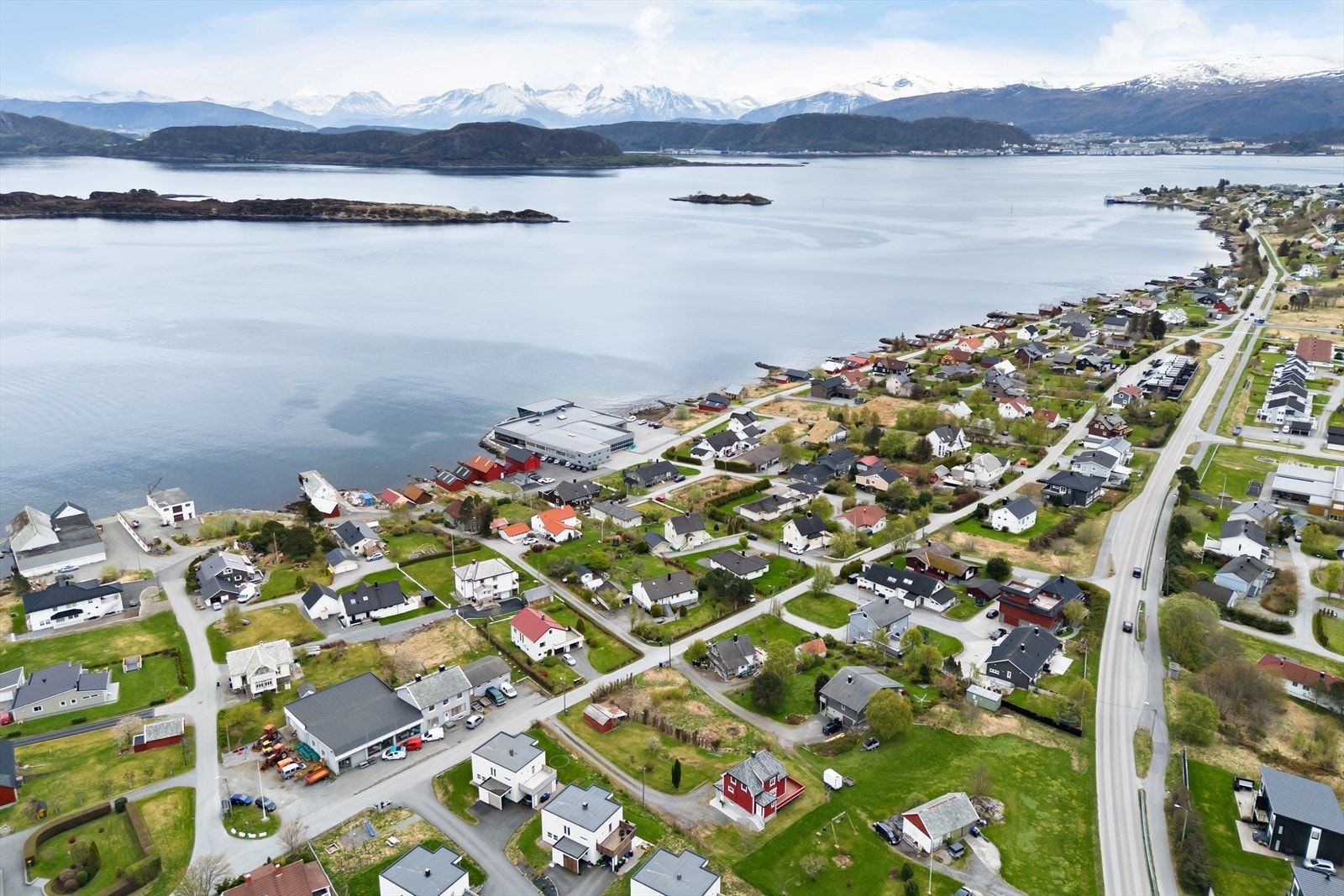 Tomten er registrert som en sirkel fordi grensen ikke er nøyaktig oppmålt i moderne tid. Skylddelingsforretningen fra 1932 oppgir et areal på ca. 1.100 m2. Galleribilde