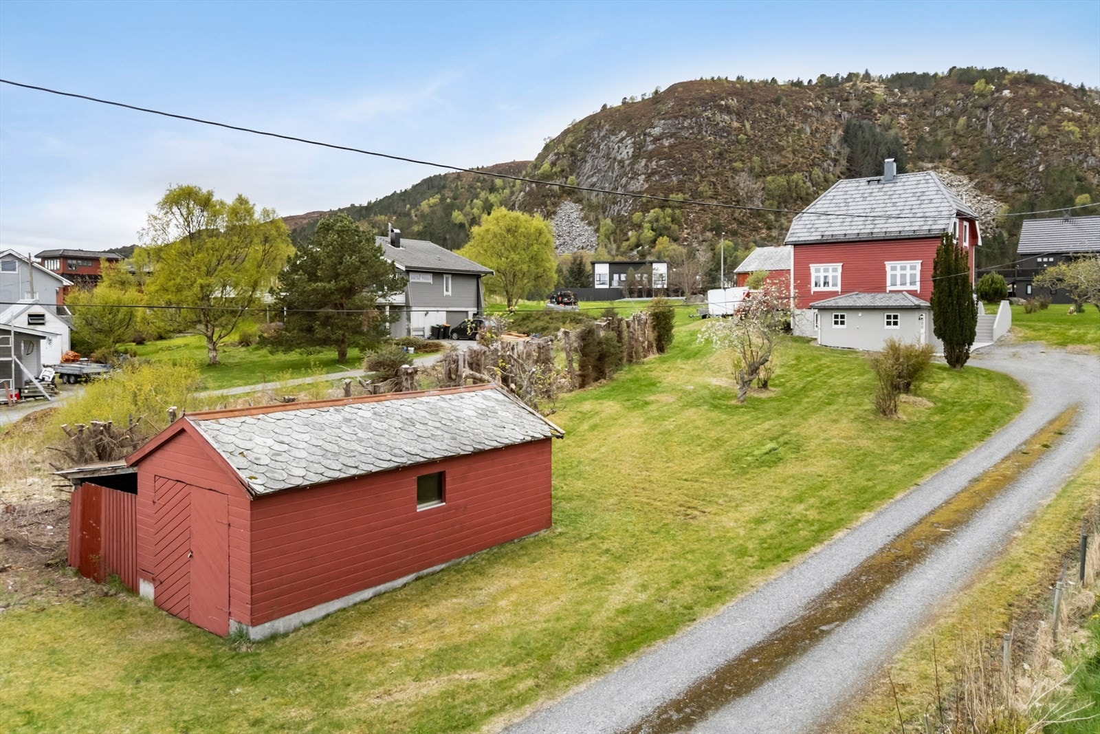 Boligen ligger i et rolig område med nærhet til dagligvarebutikk, barnehager, skoler og flott turområde. Galleribilde