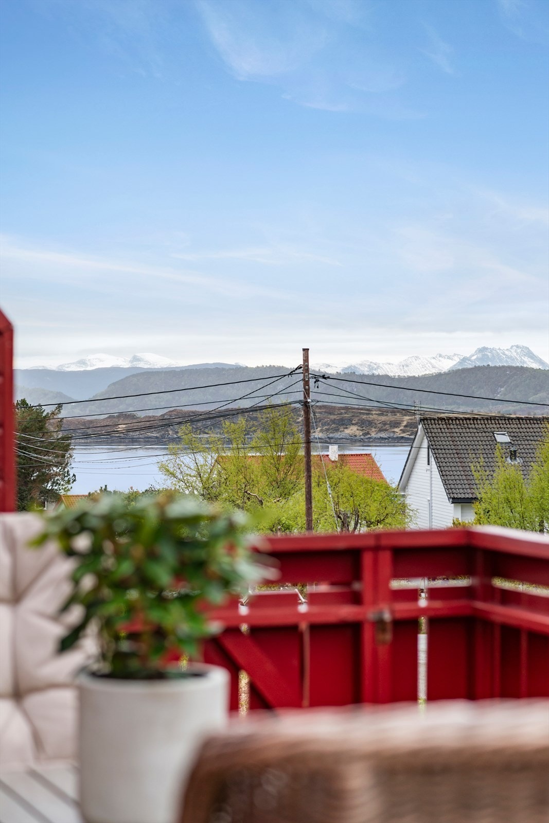 Her får dere flott utsikt over fjord og fjell. Galleribilde