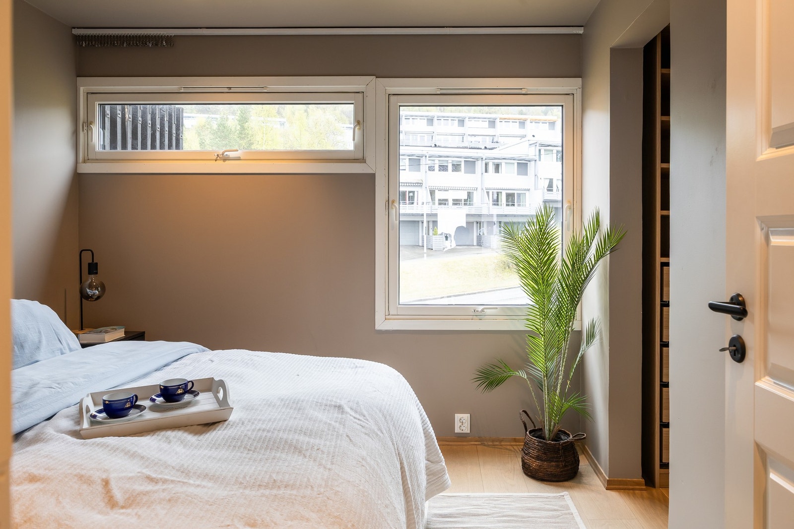 Store vindusoverflater og tilgang til walk-in garderobe. Galleribilde