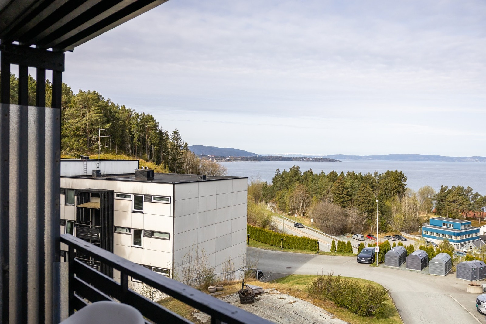 Utsikt fra overbygd balkong. Galleribilde