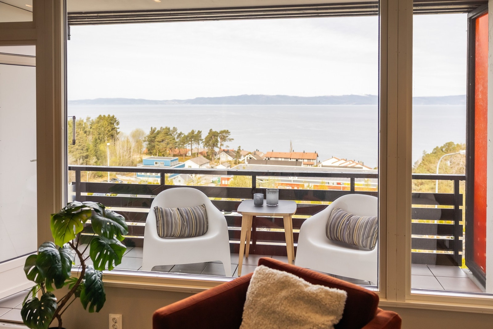 Leiligheten nyter gode solforhold og fantastisk utsikt over Trondheimsfjorden. Galleribilde