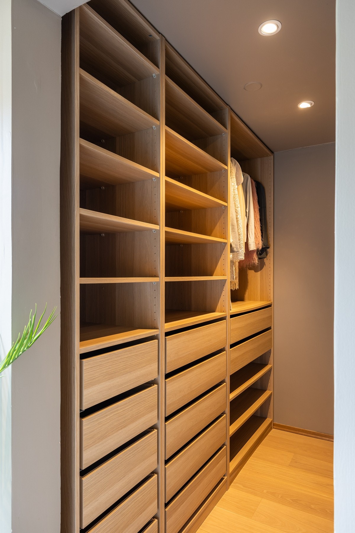 Masse lagringsplass i garderobe. Galleribilde