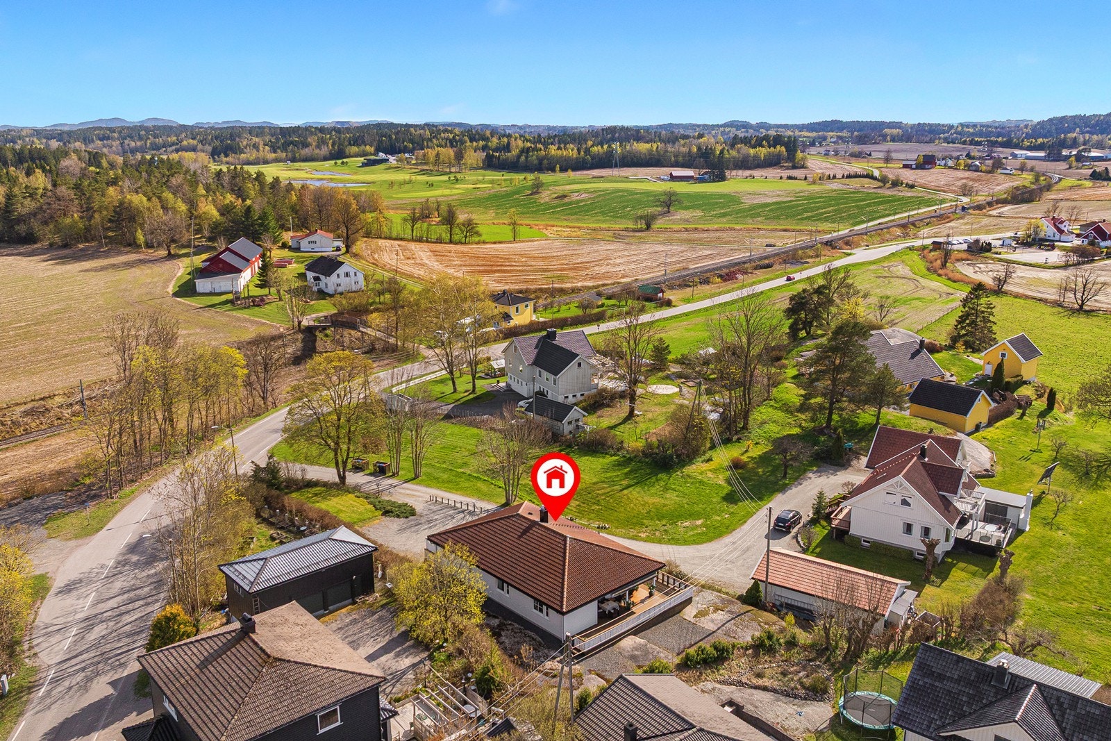 Boligen ligger landlig til med en rusletur til golfbanen Galleribilde