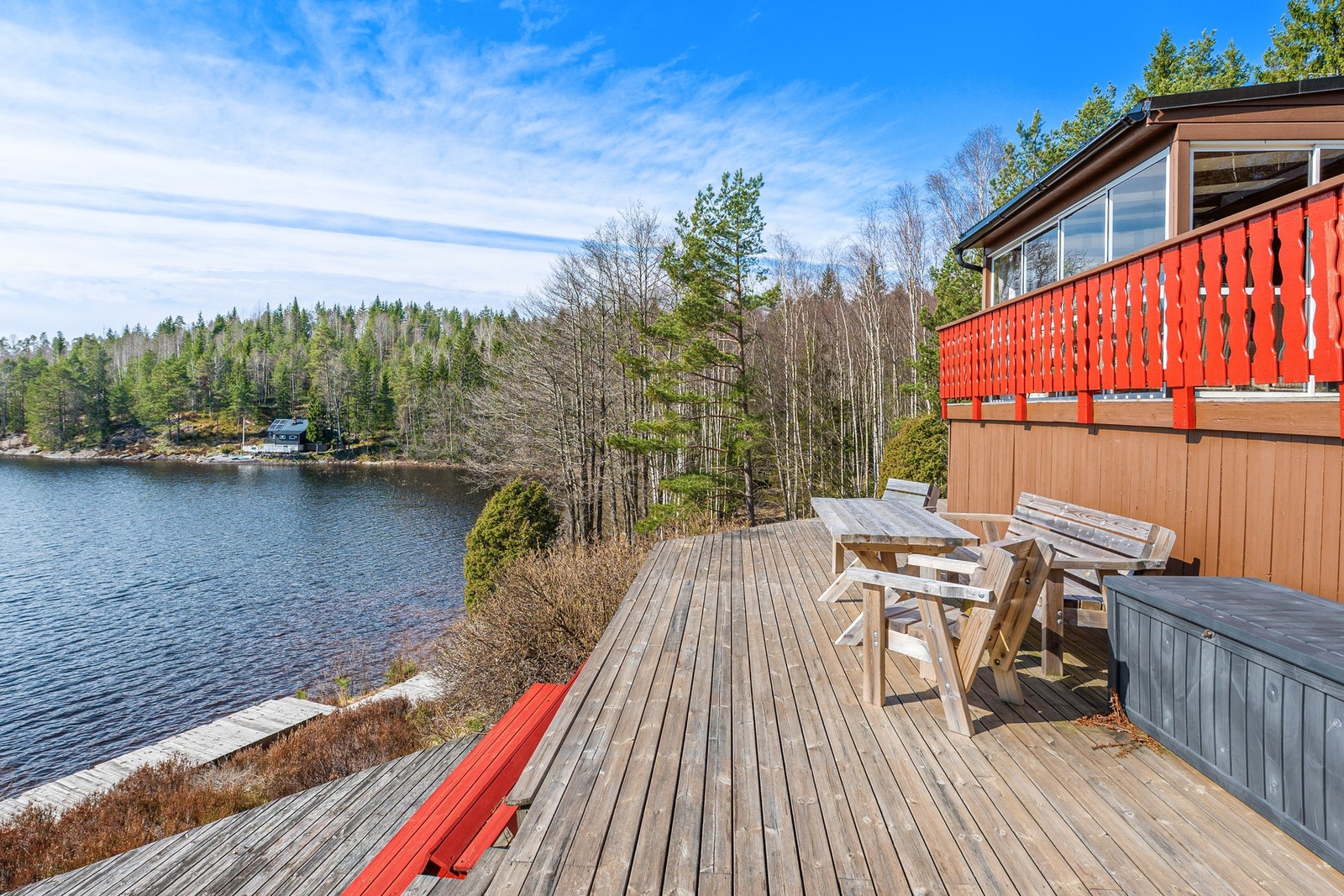 Flotte sol terrasser rundt hytta Galleribilde