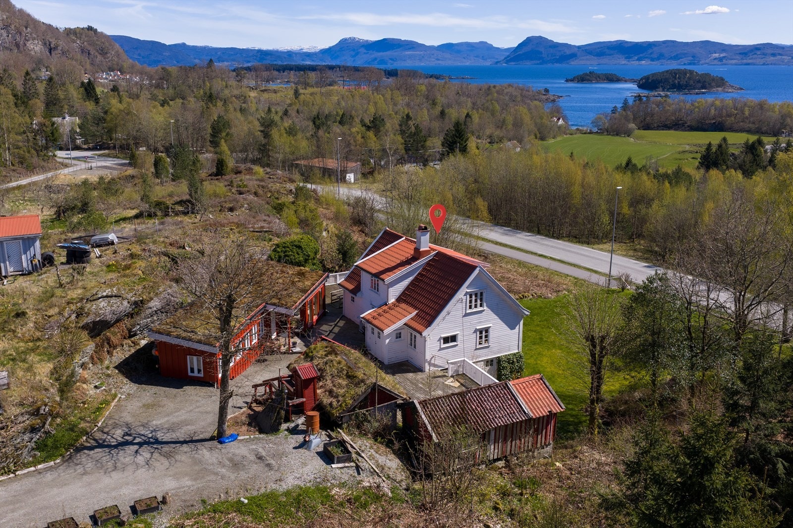 Landlig bolig med rolig og naturskjønn beliggenhet. Galleribilde