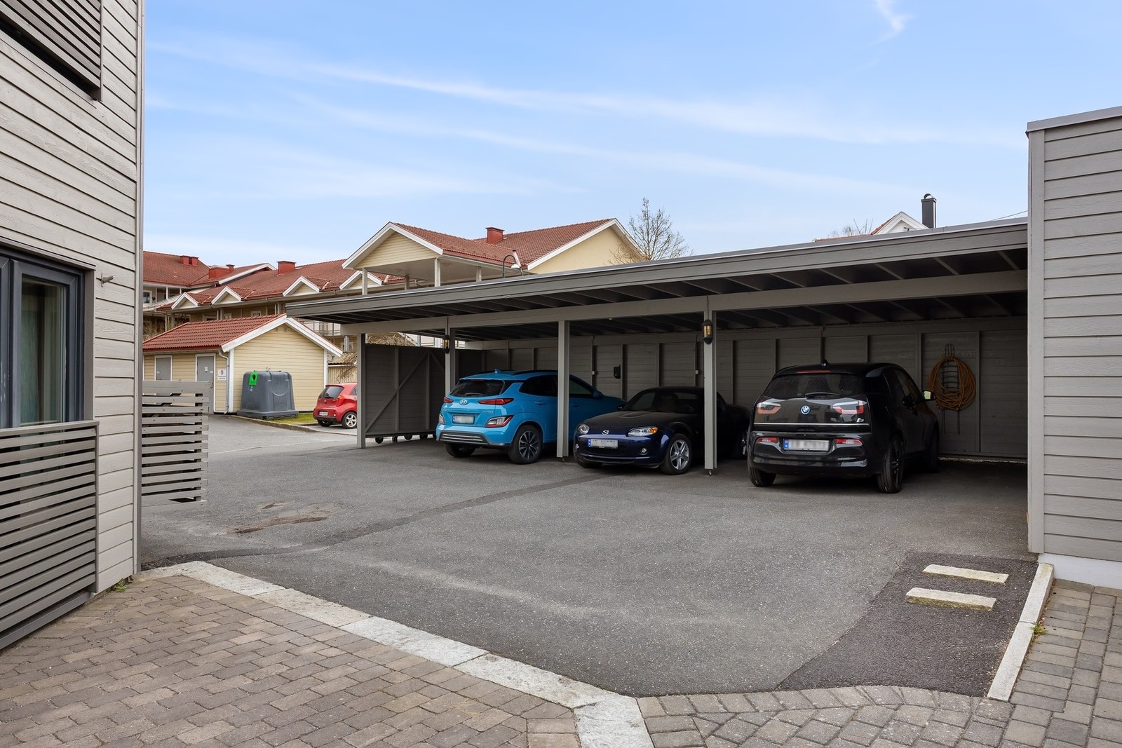 Her er det parkering i carport. med bod rett ved siden av. Galleribilde