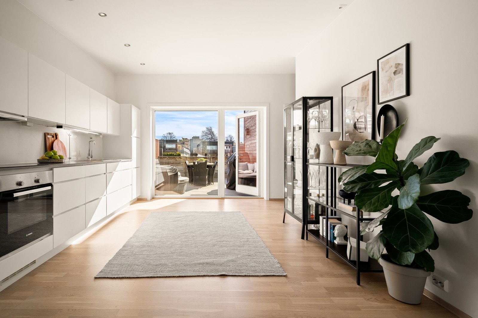 Det er utgang fra stue til østvendt terrasse på ca. 19 m². Galleribilde