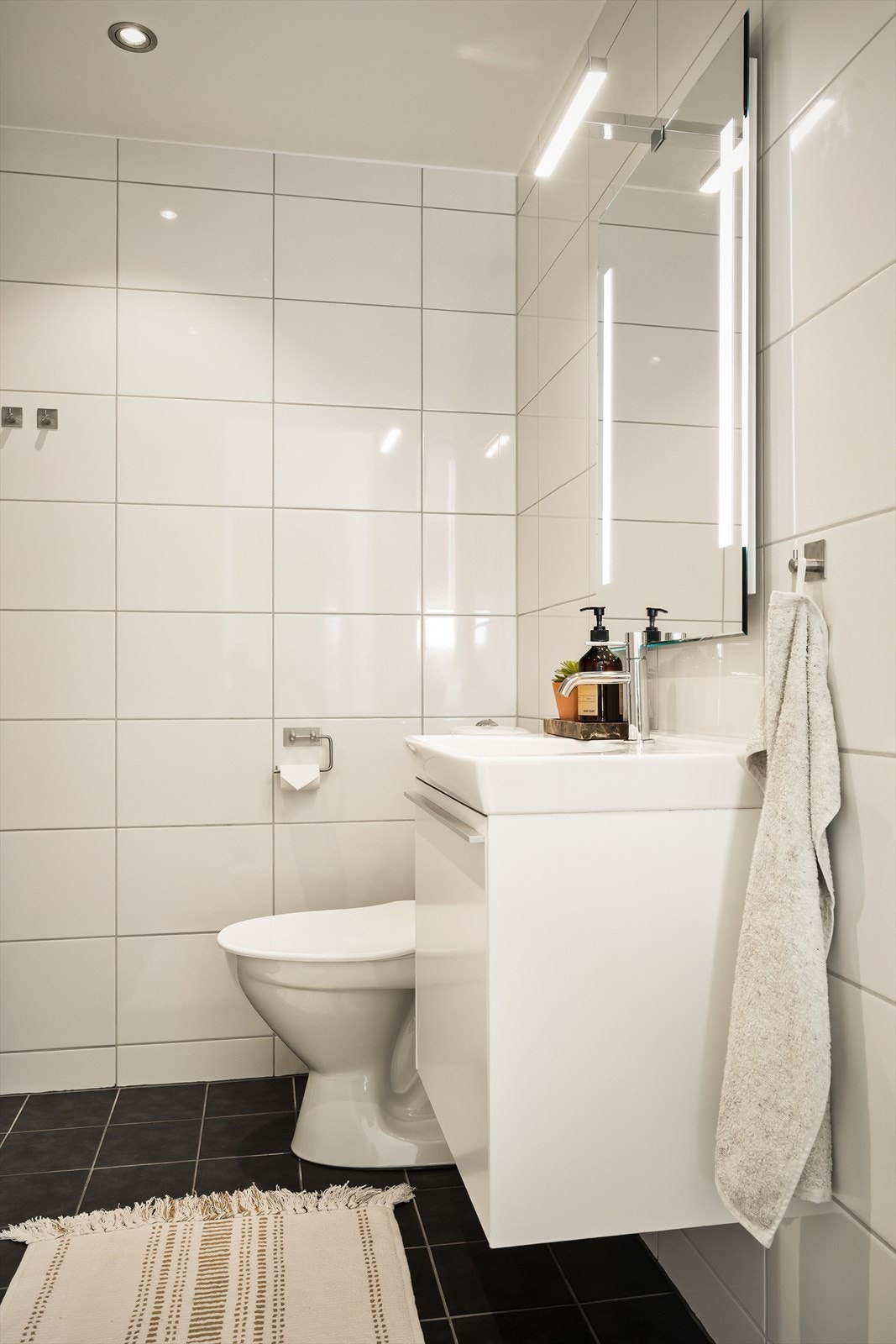 Baderom i 1.etasje er utstyrt med servantinnredning, Wc på sokkel og dusjnisje med forrheng. Galleribilde