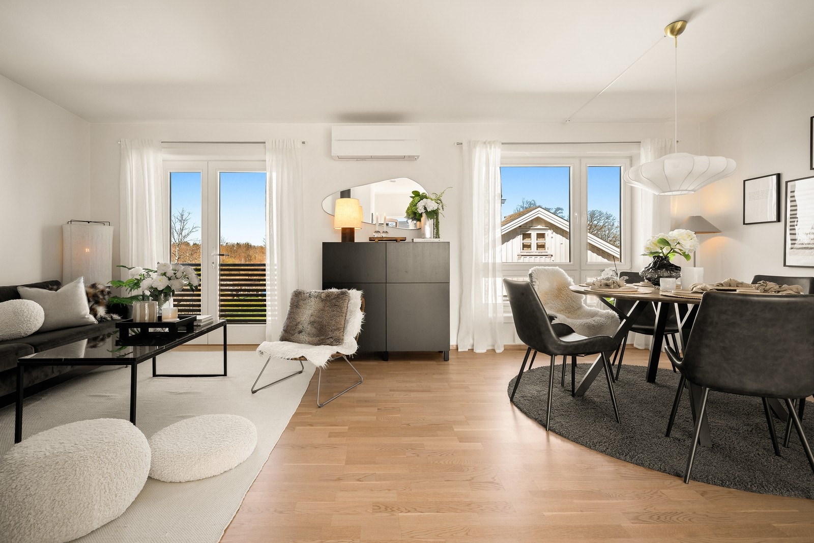 Stuen har en flott peis som gir både varme og hygge på kalde dager, og varmepumpe for nedkjøling på varme dager. Galleribilde
