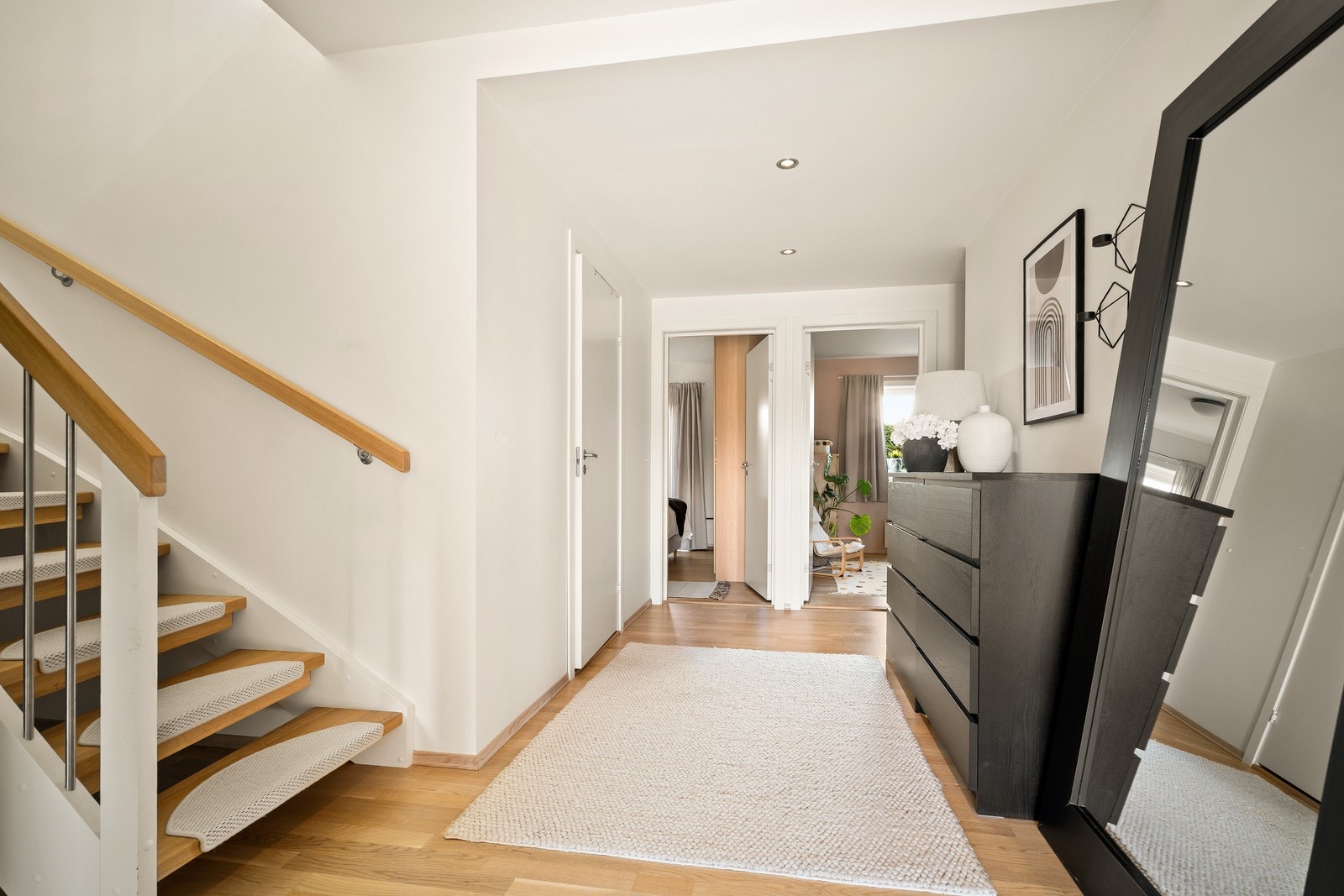 Vel innenfor døren er det en lys entré med god plass til å henge fra seg yttertøyet. Galleribilde