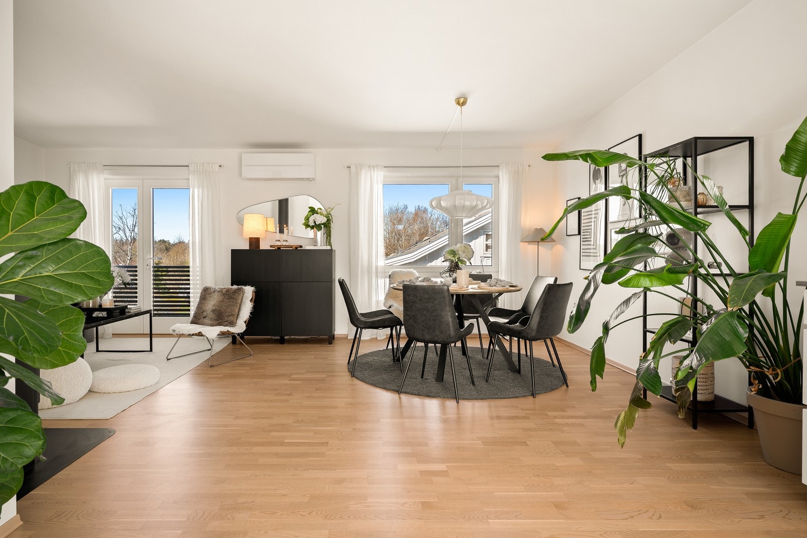 De generøse vindusflatene slipper inn godt med naturlig lys og skaper en god atmosfære i rommet. Galleribilde