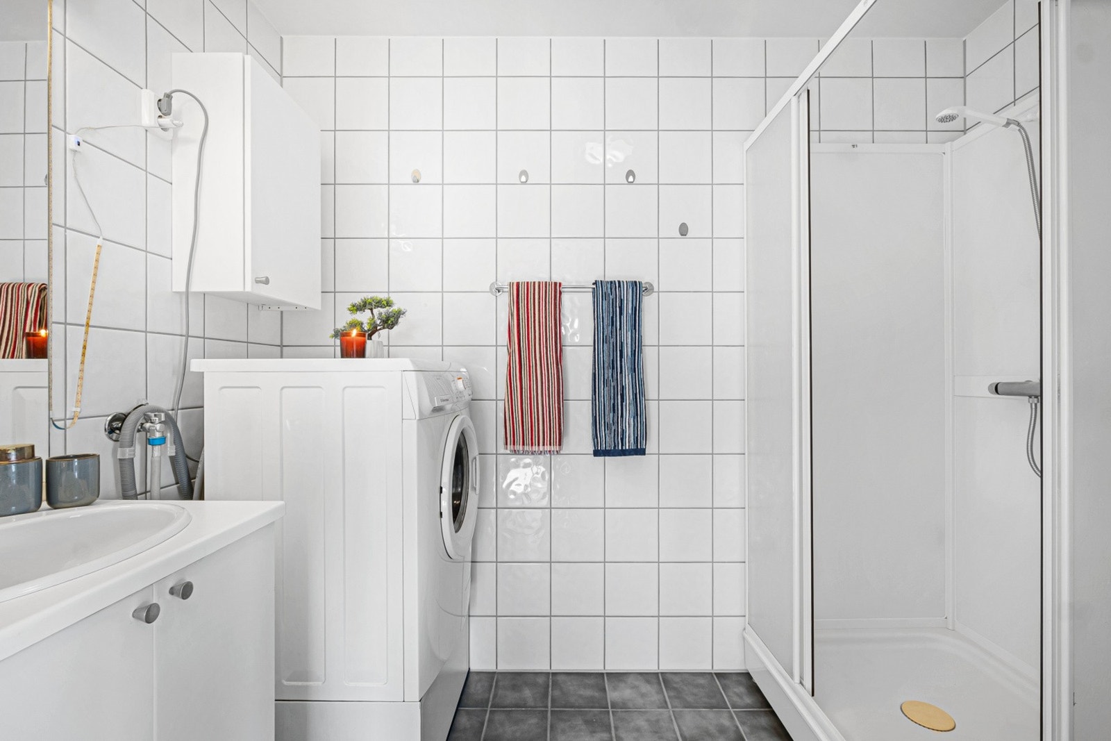 Lekkert, flislagt bad med behagelig gulvvarme- ny appstyrt termostat fra 2026. Det er opplegg for vaskemaskin, og badet er tilknyttet balansert ventilasjon. Galleribilde