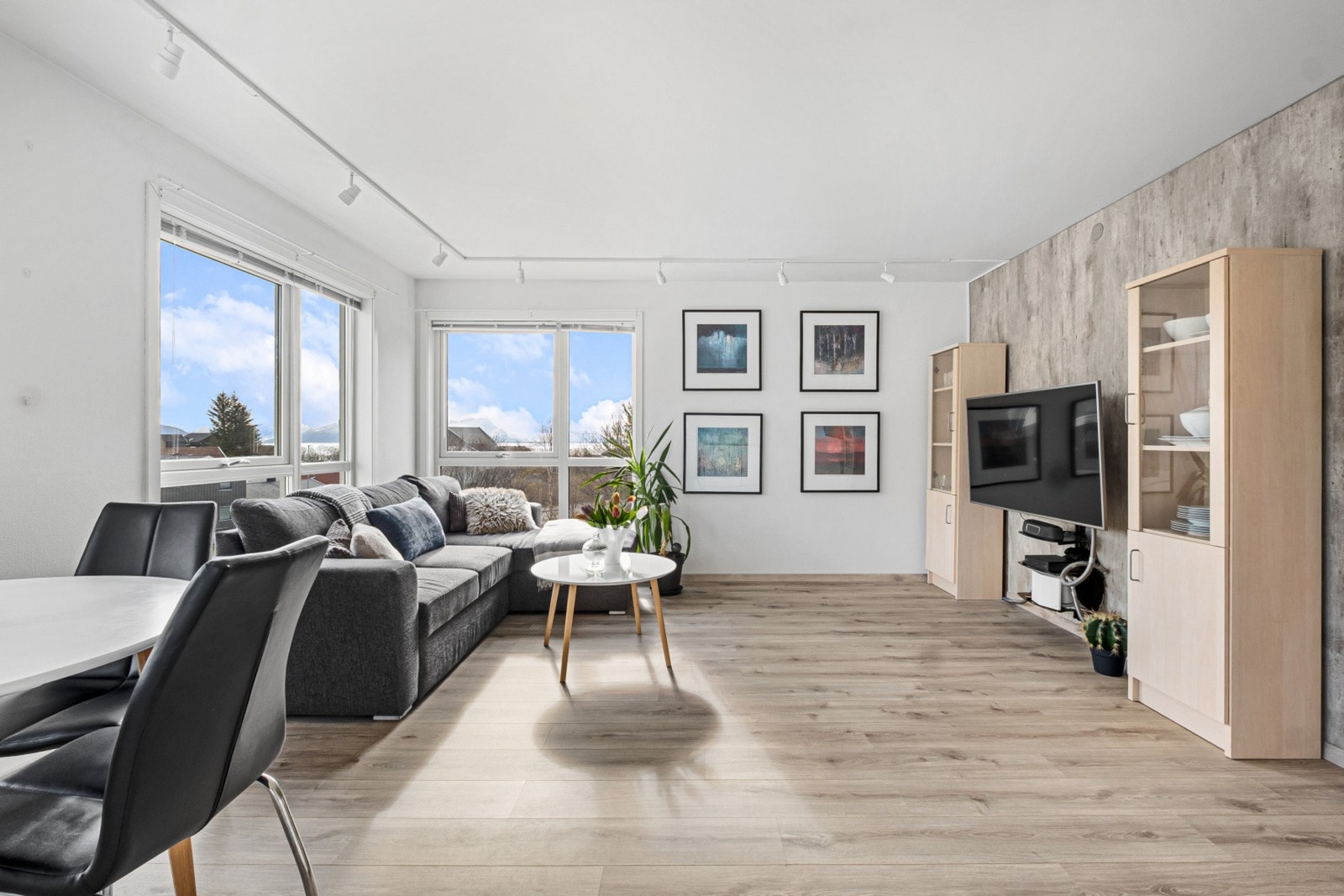 Lys og luftig stue med tidsriktige farger på veggene og enstavs laminat på gulvet. Galleribilde