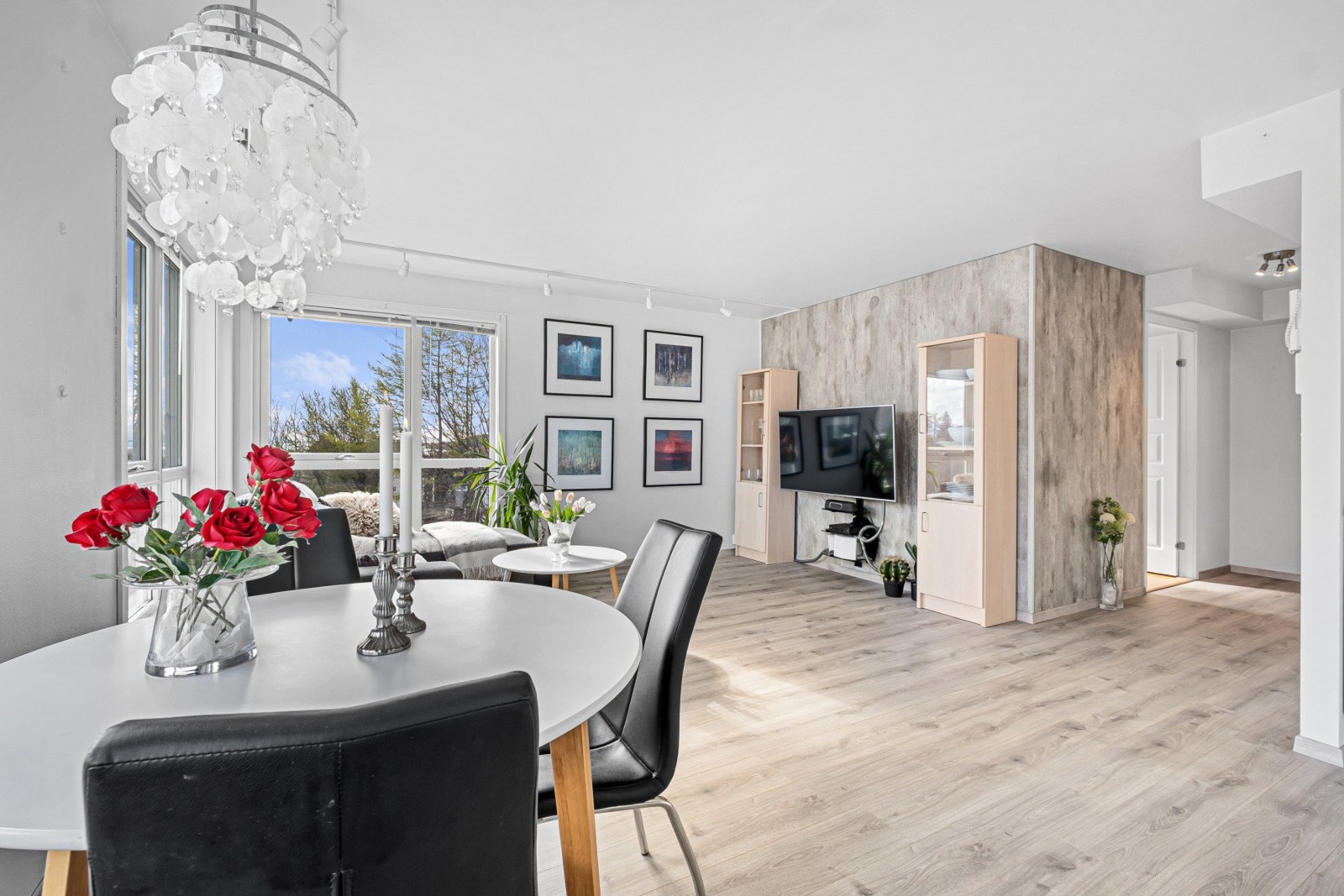 Leiligheten har det meste inkludert i felleskostnadene, blant annet kommunale avgifter og TV/internett. Galleribilde
