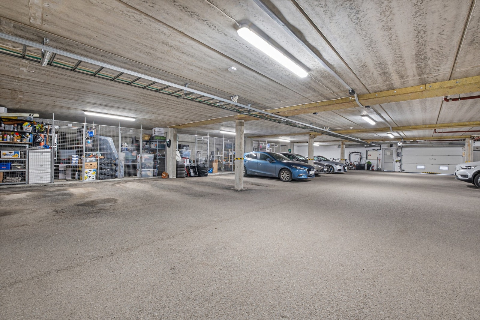 Leiligheten disponerer en fast parkeringsplass i stor garasjekjeller med oppvarmet nedkjørsel (mulighet for el-lader). Stor og praktisk bod i bakkant av p-plassen. Galleribilde