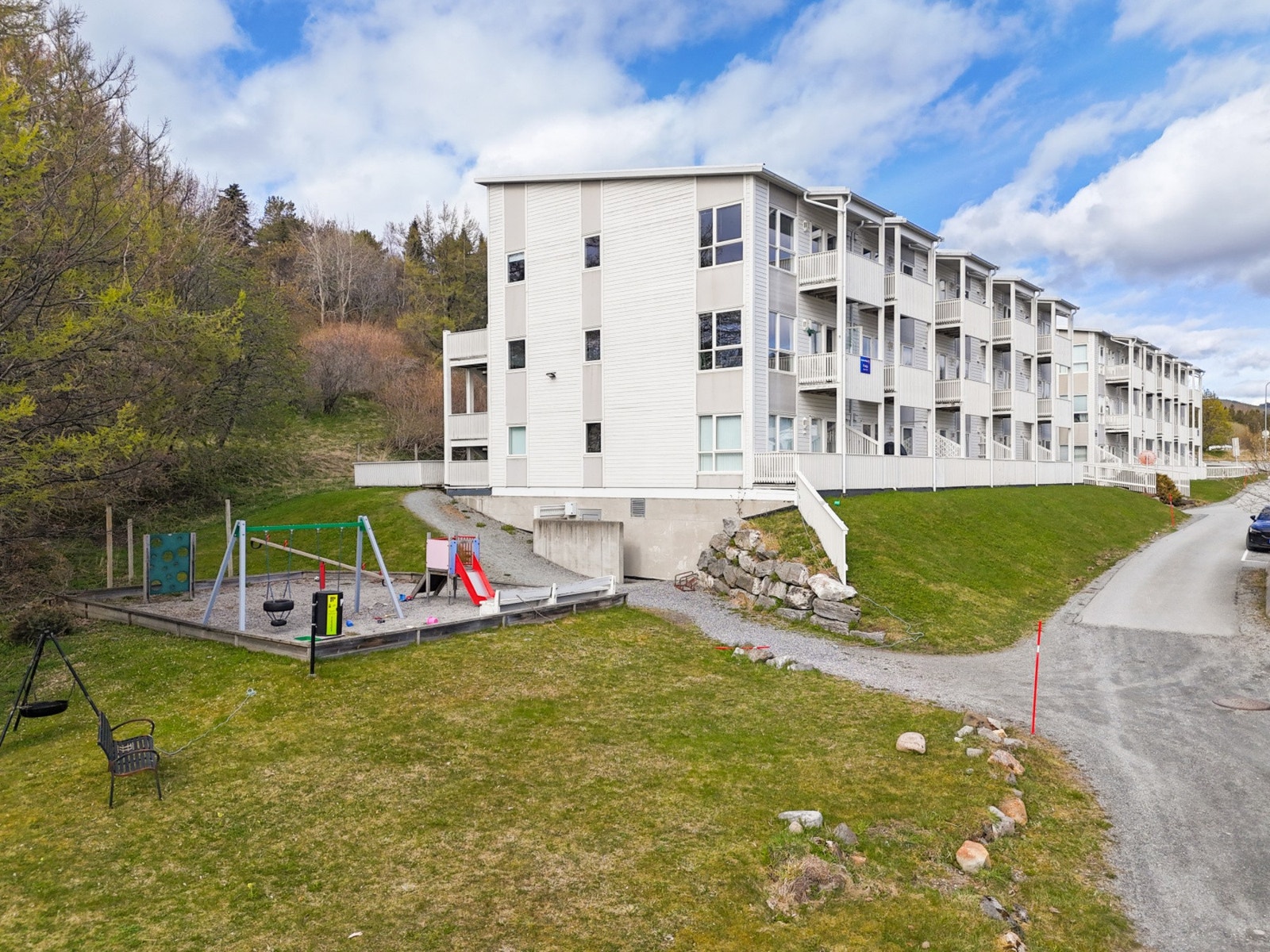 Leiligheten har enkel adkomst- både via heis, samt utetrapp ved byggets hjørne. Galleribilde