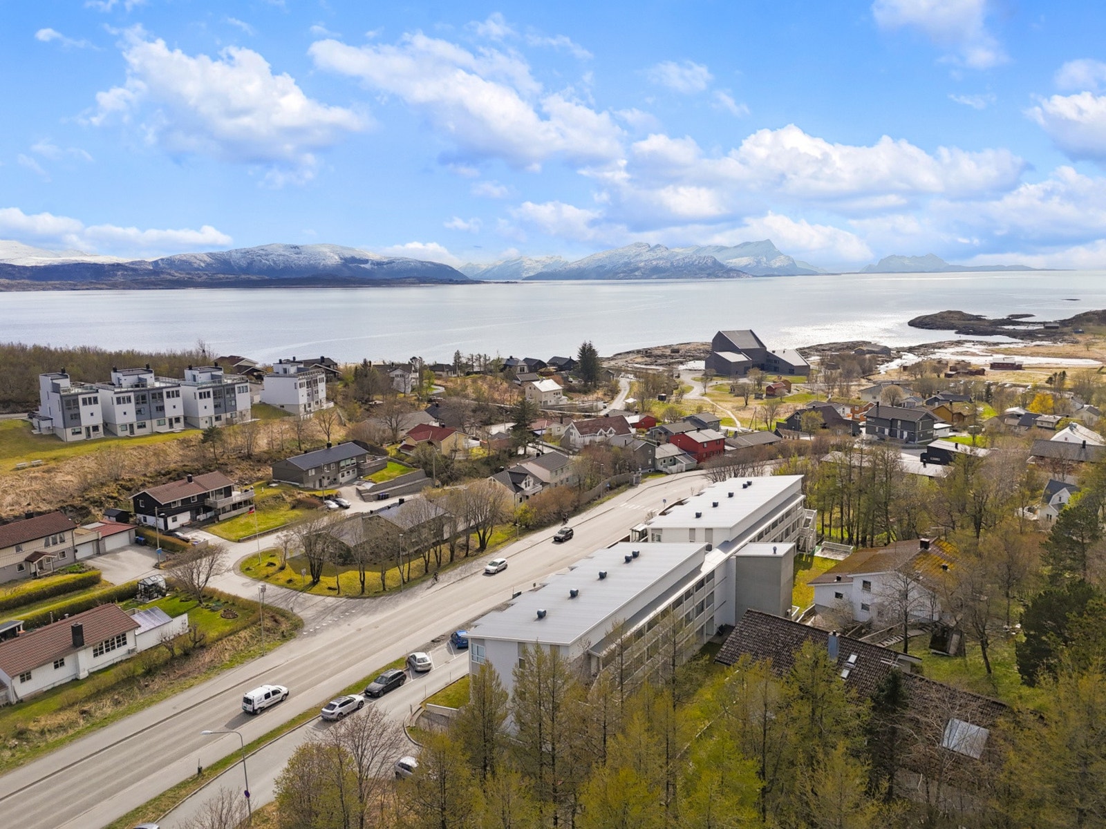 Boligen har en fin plassering med kort vei til blant annet City Nord, skole, barnehage og kyststien- Kollektivtransport rett ved blokken! Galleribilde