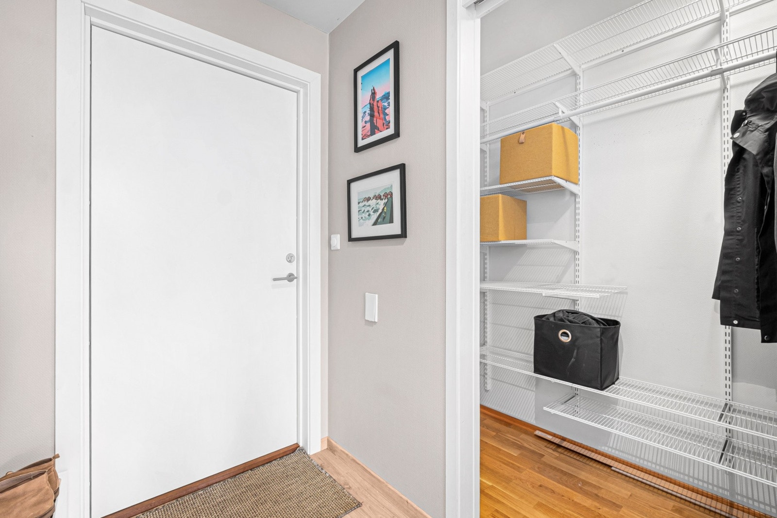 Entréen har også en praktisk walk-in garderobe/bod med skyvedør. Galleribilde