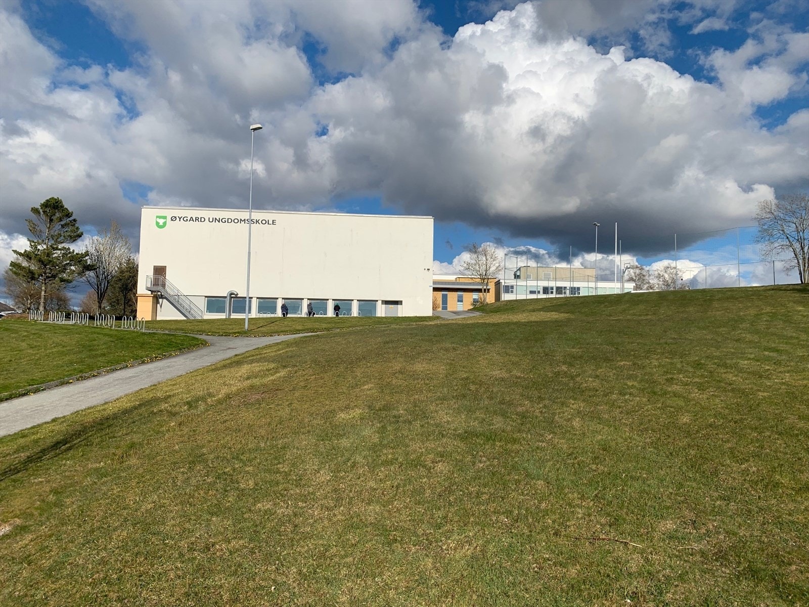 Fra Idrettsveien har en gangavstand til det meste - bla. barnehage, Hana barneskole, Øygard ungdomskole, idrettsanlegg, dagligvarebutikk og treningssenter. Her blir hverdagslogistikken enkel. Galleribilde
