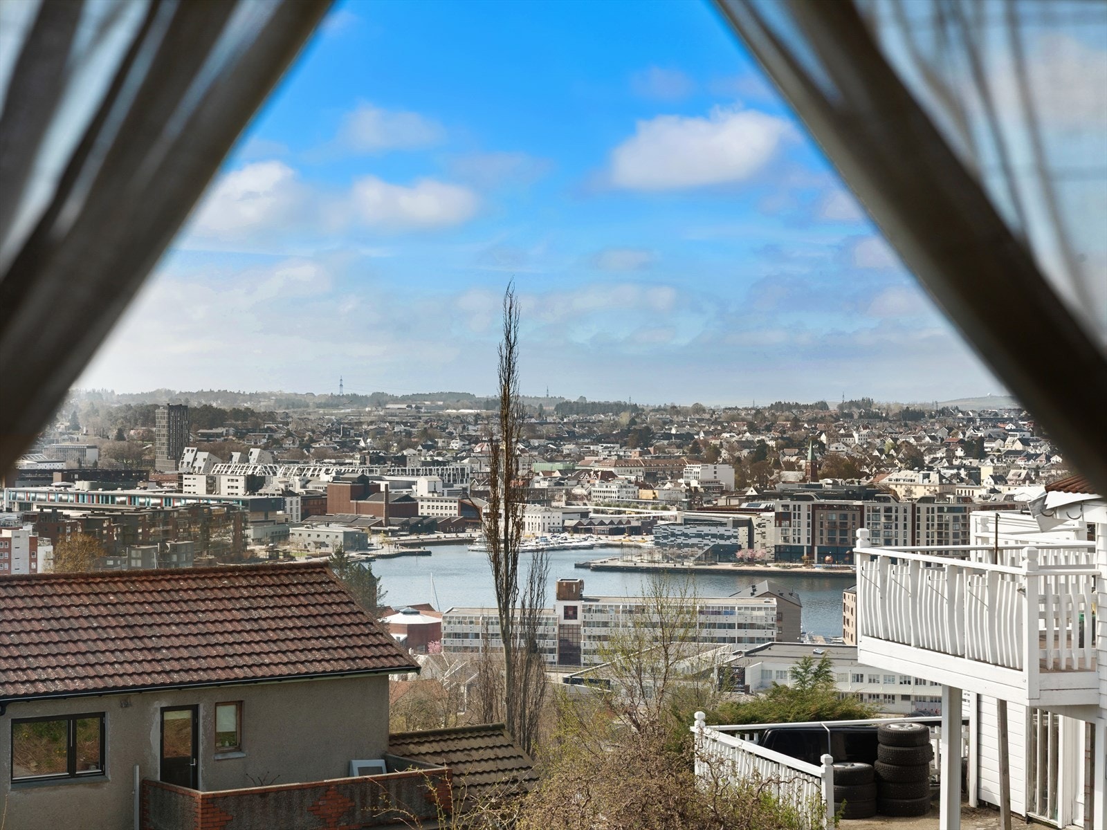 Fra etasjen er det flott utsikt ned mot sentrum og vågen i Sandnes. Galleribilde