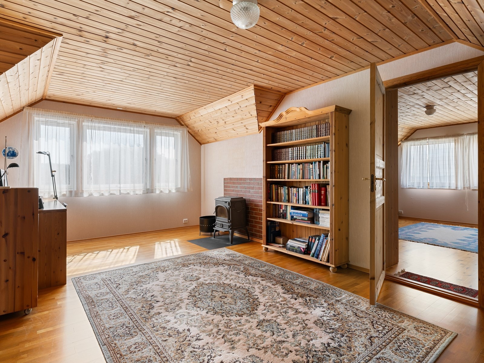 2. etasje - Loftstue med flott utsikt og ildsted. Galleribilde