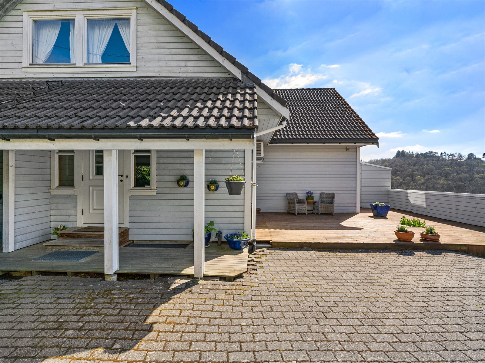 Boligen ble gjenoppbygget i 1993 etter brann. Boligens grunnmur er fra før 1993 og tidstypisk for 1960/70 tallet. Galleribilde