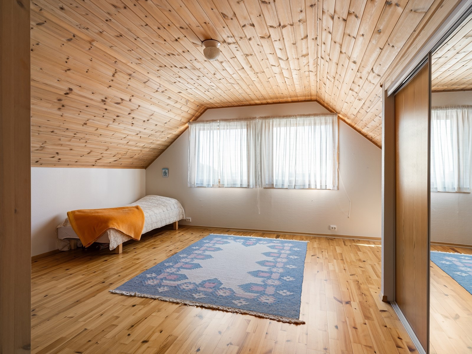 Det er tre soverom i etasjen hvorav to av disse er meget store og utstyrt med skyvedørsgarderobe. Galleribilde