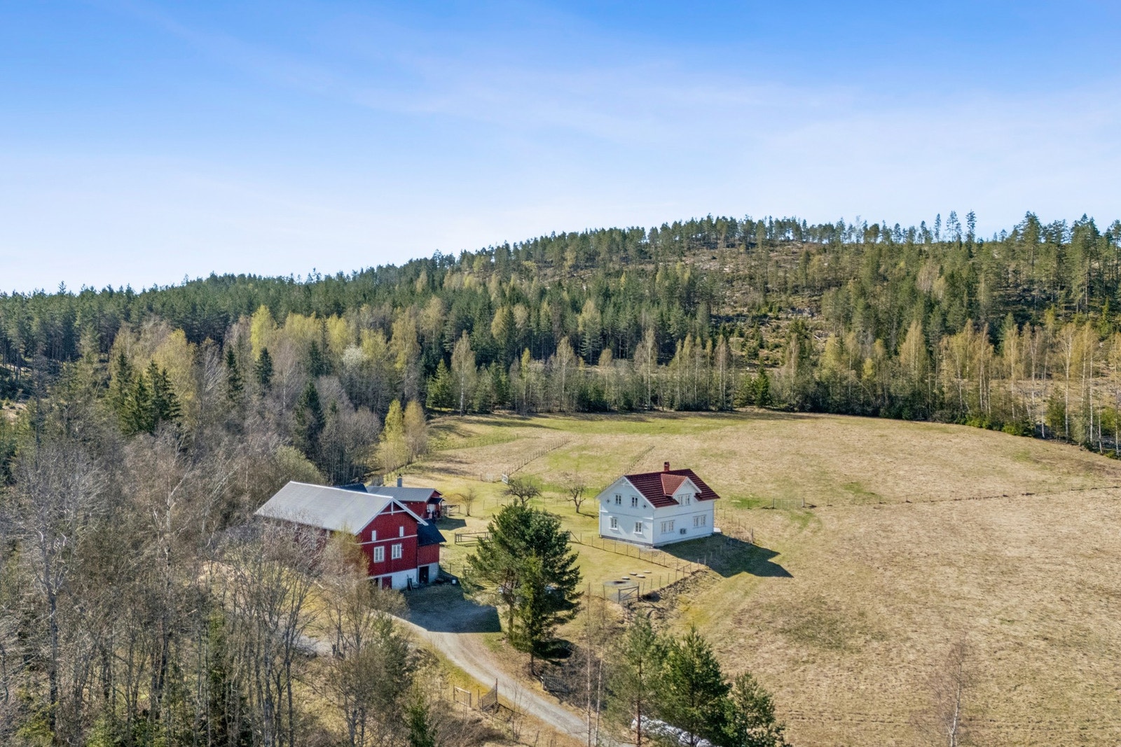 Sjarmerende småbruk med en landlig beliggenhet og nærhet til naturen. Galleribilde